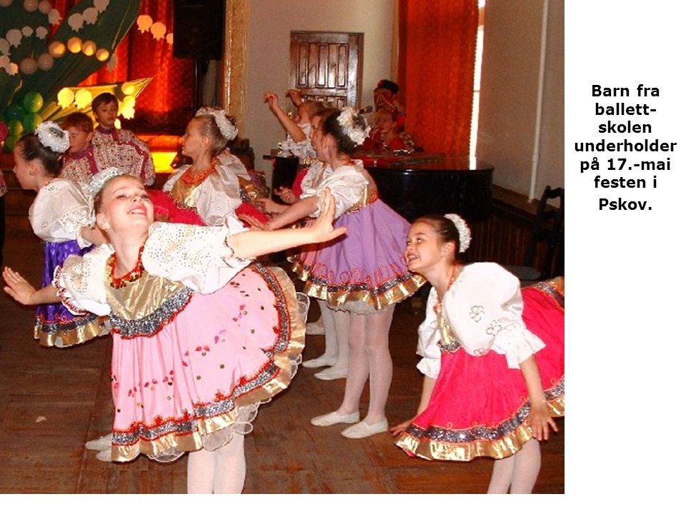 Barn fra ballett-skolen underholder på 17.-mai festen i Pskov.