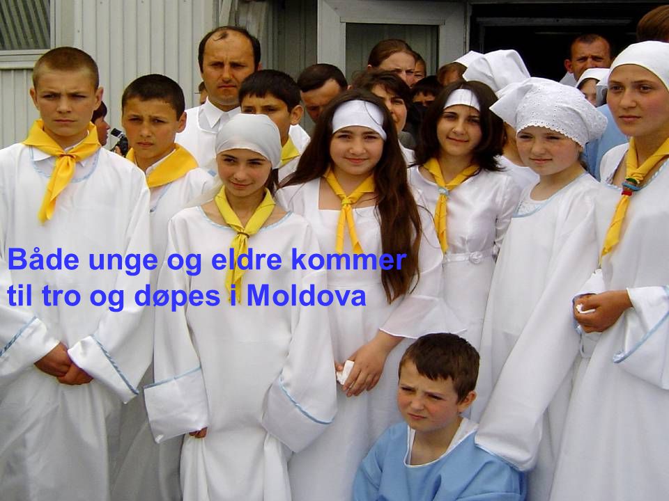 Både unge og eldre kommer til tro og døpes i Moldova