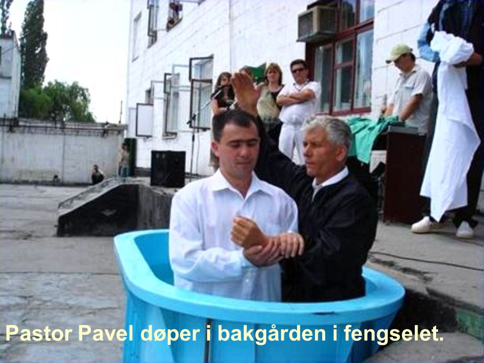 Pastor Pavel døper i bakgården i fengselet.