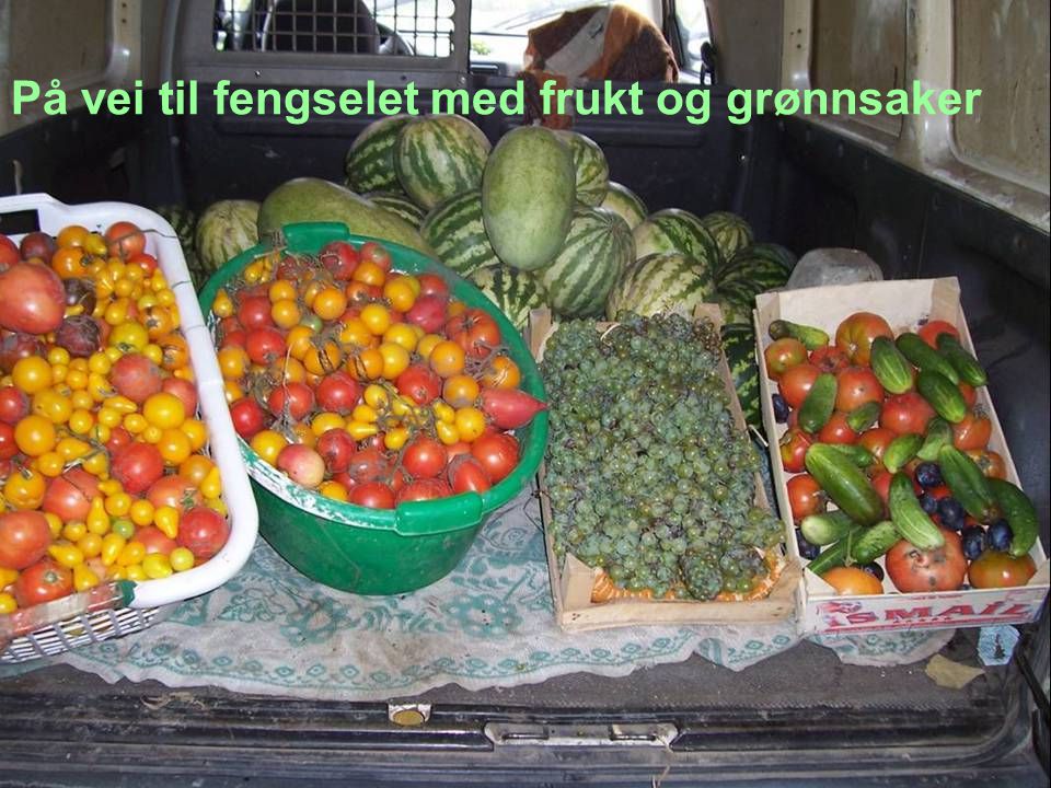 På vei til fengselet med frukt og grønnsaker