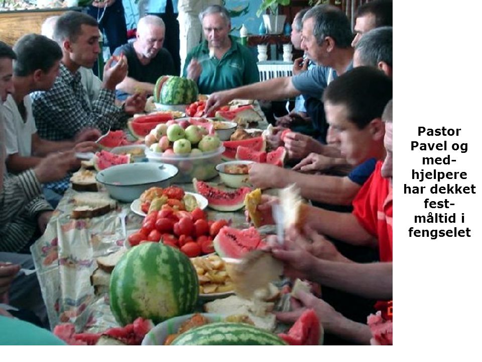 Pastor Pavel og med-hjelpere har dekket fest- måltid i fengselet