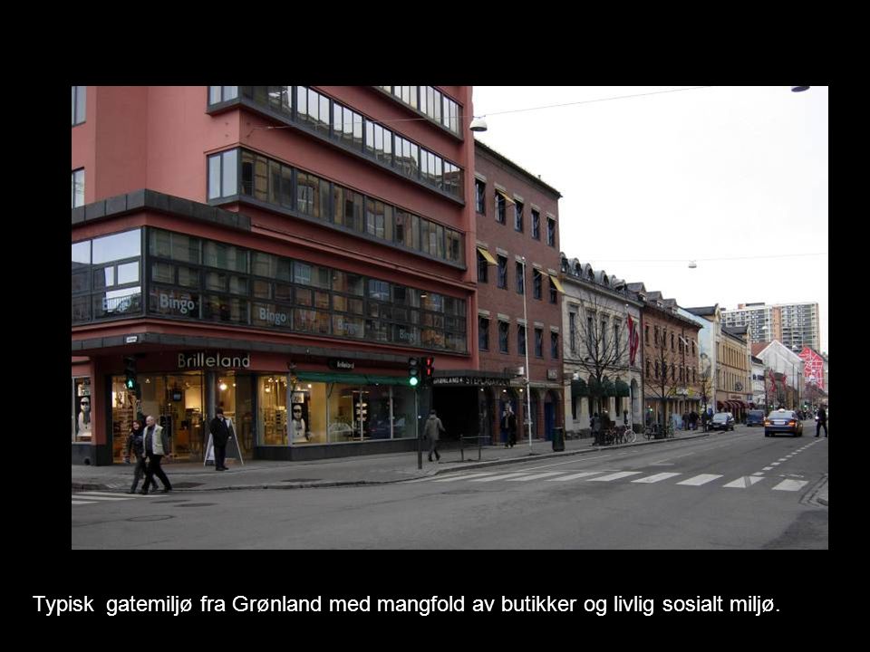 Typisk gatemiljø fra Grønland med mangfold av butikker og livlig sosialt miljø.