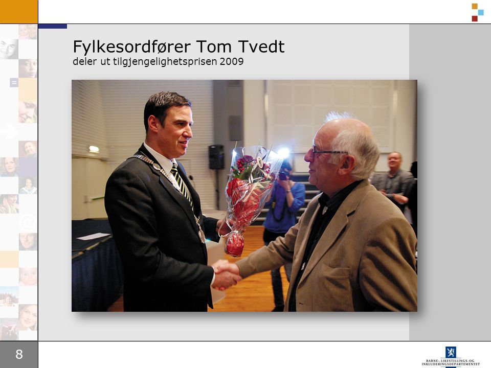 Fylkesordfører Tom Tvedt deler ut tilgjengelighetsprisen 2009