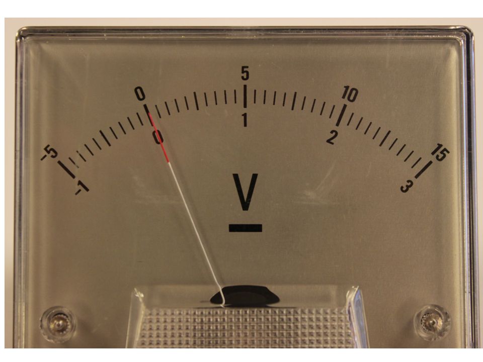 Introduksjon til kommende forsøk, hvor vi benytter Voltmeteret (V) til å lese av stømspenningen. Vi benytter nederste skala, som går opp til 3V.