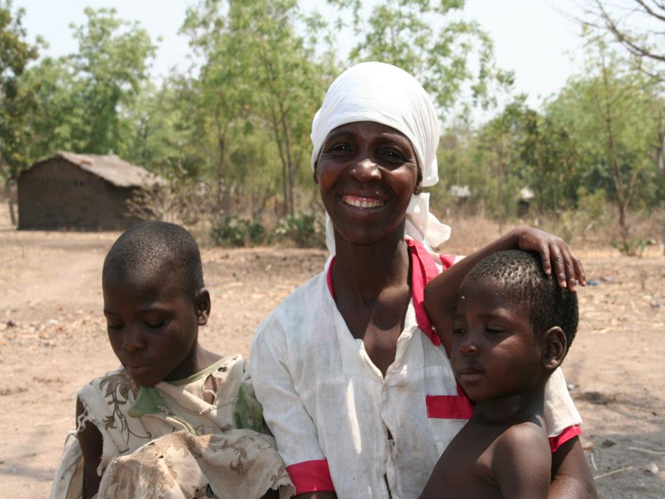 Et år etterpå var hun en helt annen person da vår informasjonssjef Synne Rønning var i Ngabu og møtte familien igjen. Kvinnen var en helt annen, nå med håp for fremtiden fordi hun var tatt opp i familieprogrammet til SOS-barnebyer, som startet i høst takket være midler fra Sammen for barn i Malawi. De er lovet et nytt hus.