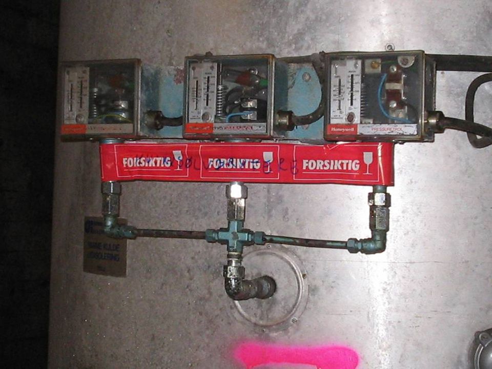Kvikksølvbrytere på trykktank er merket med rød tape FORSIKTIG
