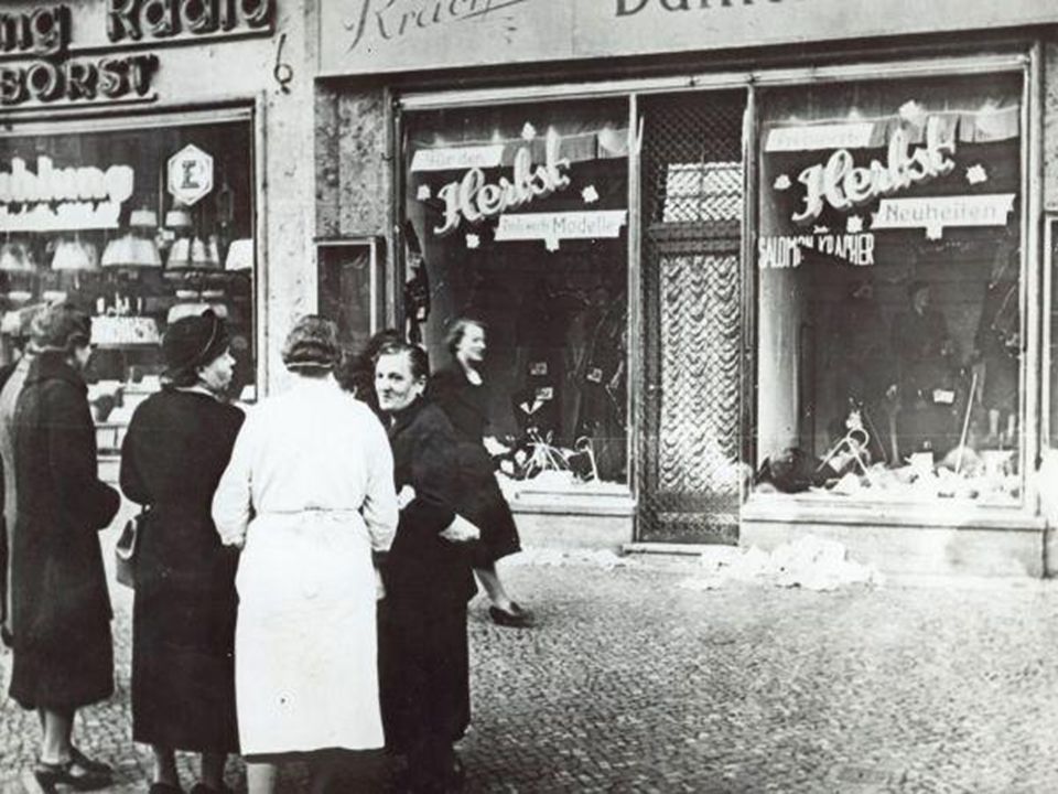 Jødeforfølgelse 1933: Myndighetene boikottet alle forretninger eid av jøder. Jøder som arbeidet i stat og kommune mistet jobben.